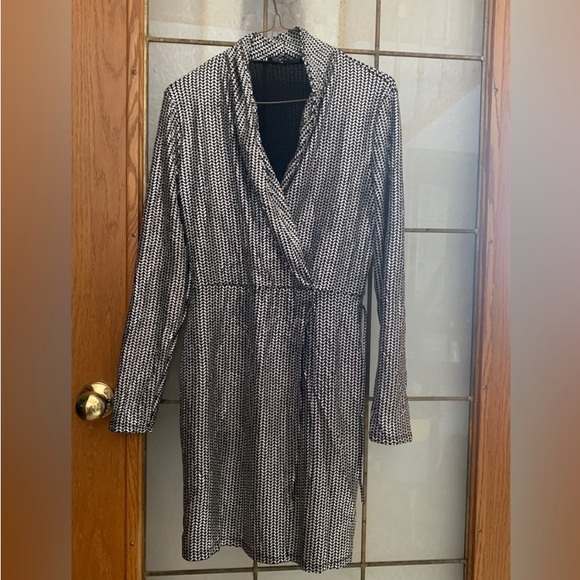 TAHARI WRAP DRESS 18” PTP STRETCHES TO 19.5” - Picture 4 of 4